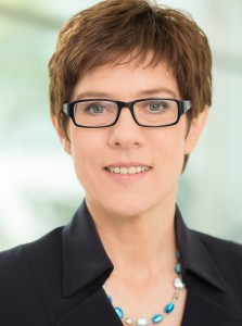 Annegret Kramp-Karrenbauer, CDU, Ministerpräsidentin des Saarlandes, ist gegen die Ehe für alle. Ehe versteht sie als Gemeinschaft von Mann und Frau.